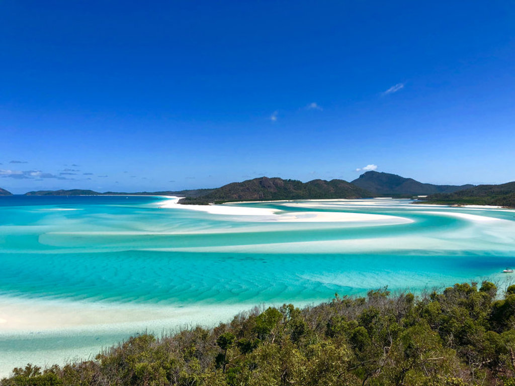 Turquoise zee en witte zandbanken bij de Whitsunday Islands tijdens een 22-35ers reis Australië.