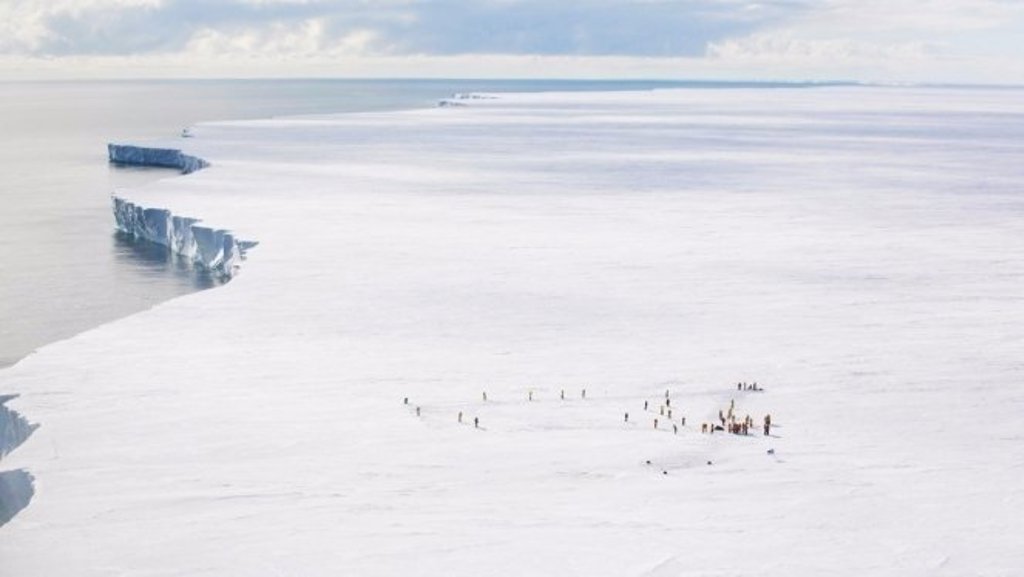 main_quark-exp-long-shot-passengers.jpg