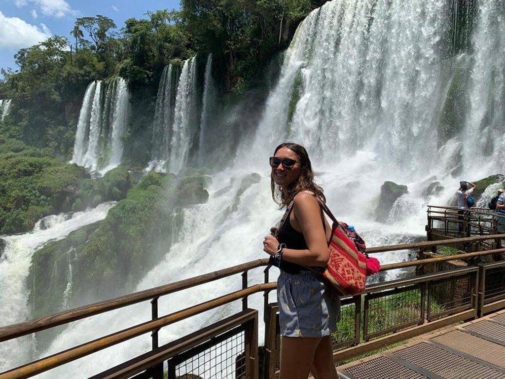 Reiziger bij de Iguazú-watervallen tijdens 22-35ers reis Brazilië.