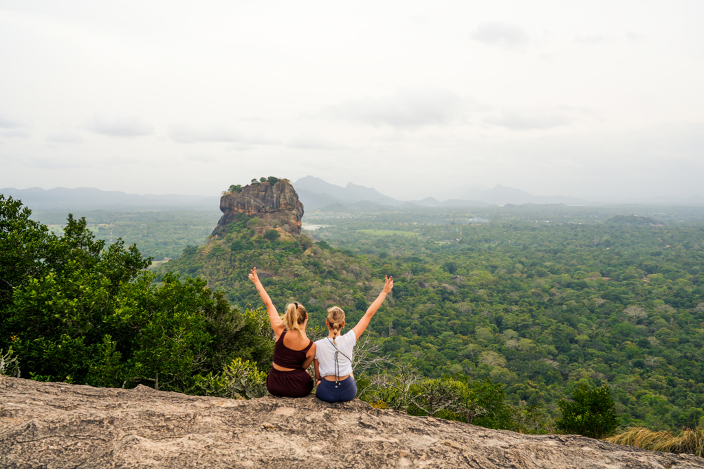 Twee reizigers genieten van het uitzicht op Sigiriya Lion Rock tijdens een 22-35ers reis Sri Lanka.