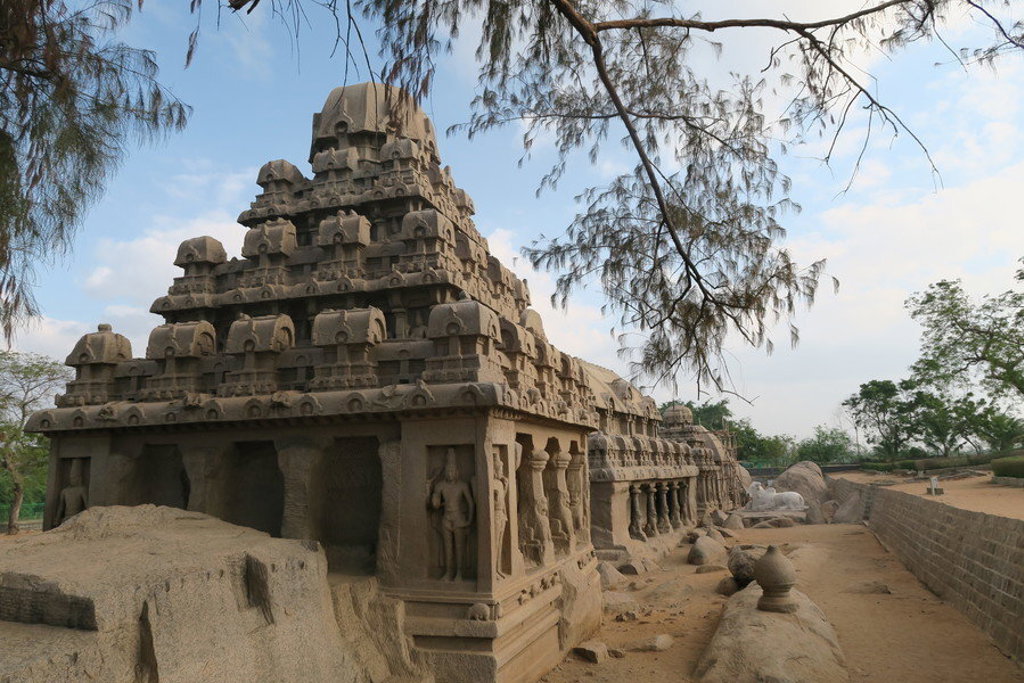 Rotsgehouwen tempelcomplex in Mahabalipuram, Zuid-India, met gedetailleerde reliëfs en beelden.