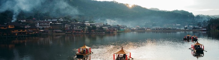 Bamboevlotten met lampionnen op het mistige Pang Ung-meer bij Mae Hong Son, Thailand.