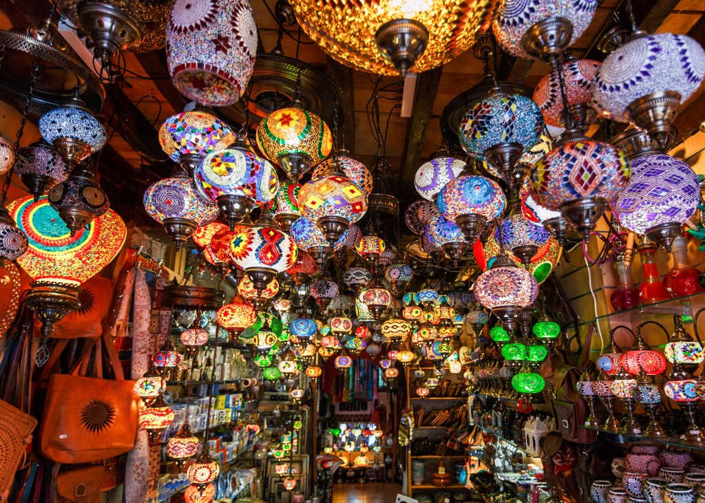 Kleurrijke mozaïeklampen in een souk in Marokko tijdens de groepsrondreis Marokko Kort.