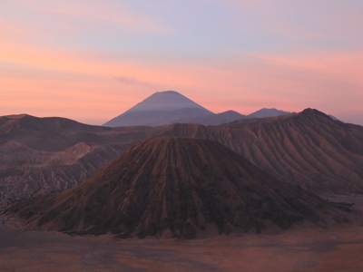 Zonsopgang boven de Bromo-vulkanen op Java tijdens de route Java, Bali, Lombok & Gili Air.