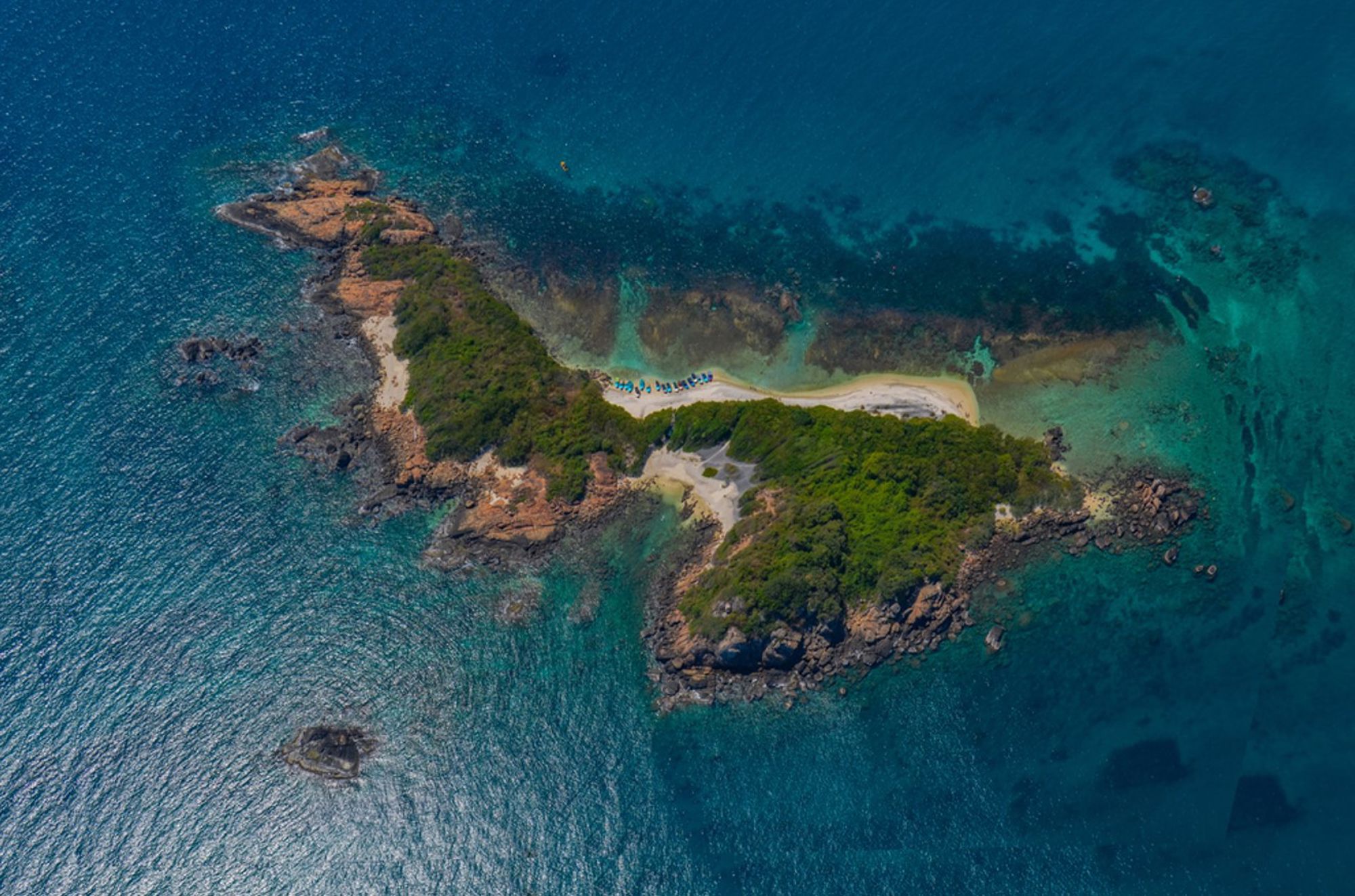 een klein eilandje met zandstrand en turquoise zee bij Sri Lanka.