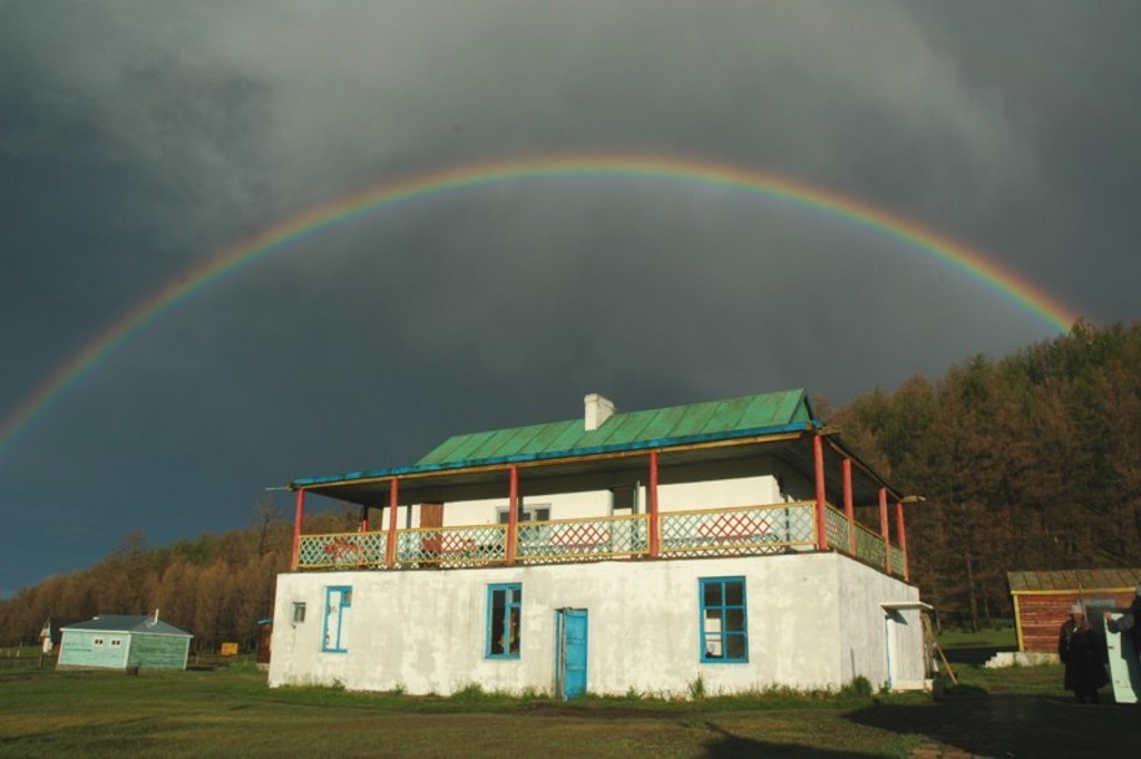 Regenboog boven een traditioneel huis in het Mongoolse landschap tijdens een groepsrondreis Mongolië.