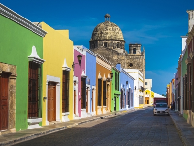 Kleurrijke straat in Campeche met koloniale gevels en kathedraalkoepel, Route Ruta Maya.