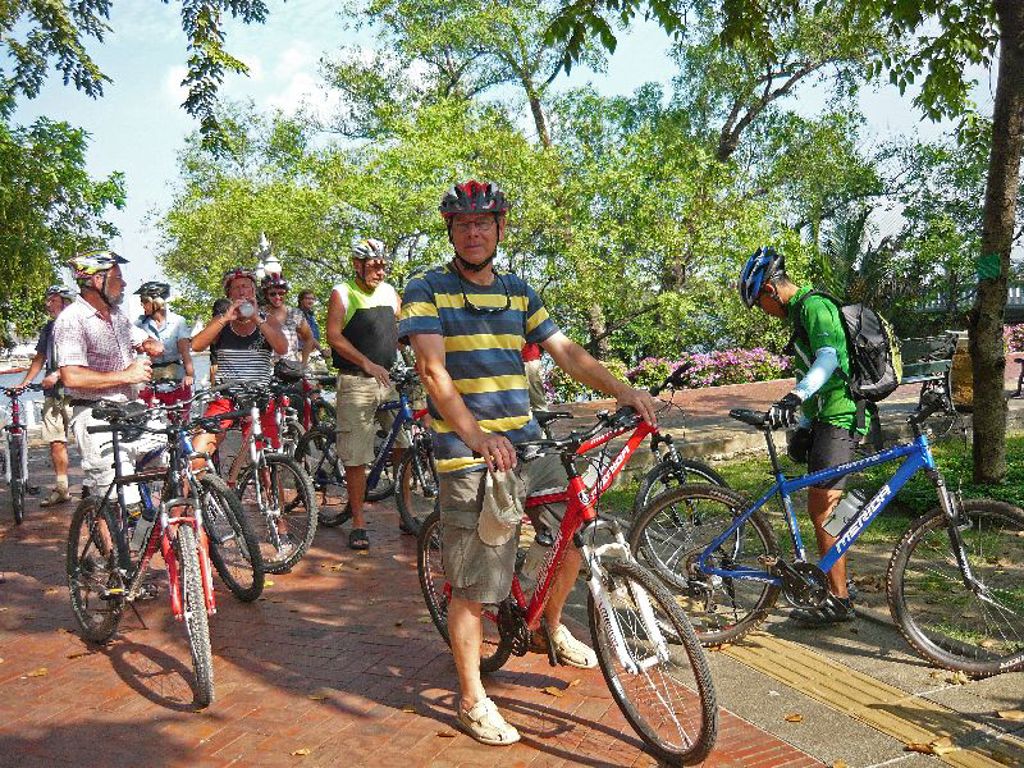 Groep reizigers op de fiets tijdens een excursie op de groepsrondreis Laos & Cambodja.