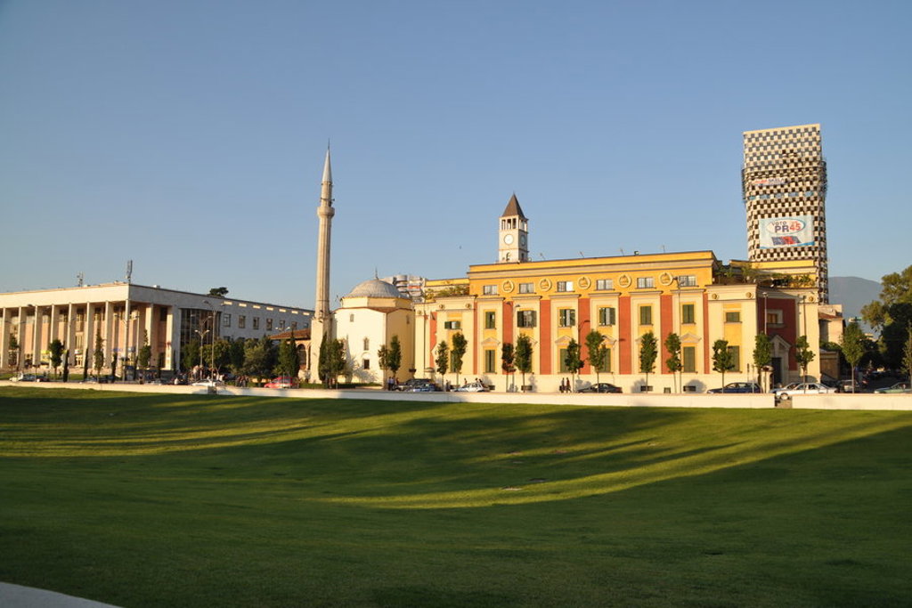 Skanderbegplein in Tirana met Et’hem Bey-moskee, klokkentoren en historische gebouwen, Albanië.