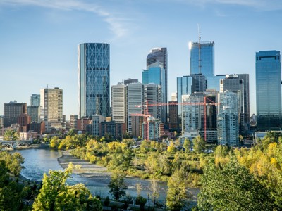 Skyline van Calgary aan de Bow River, startpunt van de Route Canada.