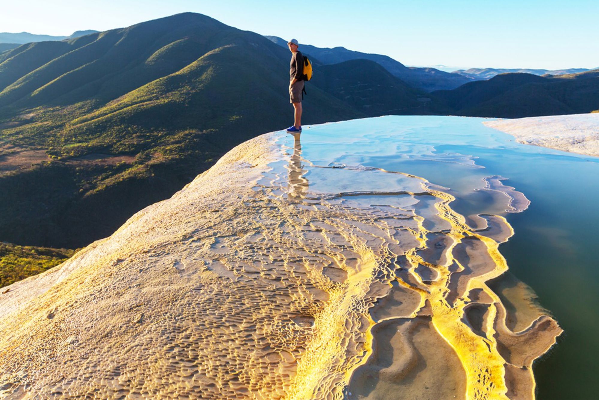 Uitzicht vanaf de versteende watervallen van Hierve el Agua in Oaxaca, Mexico, met natuurlijke terrassen en bergen.