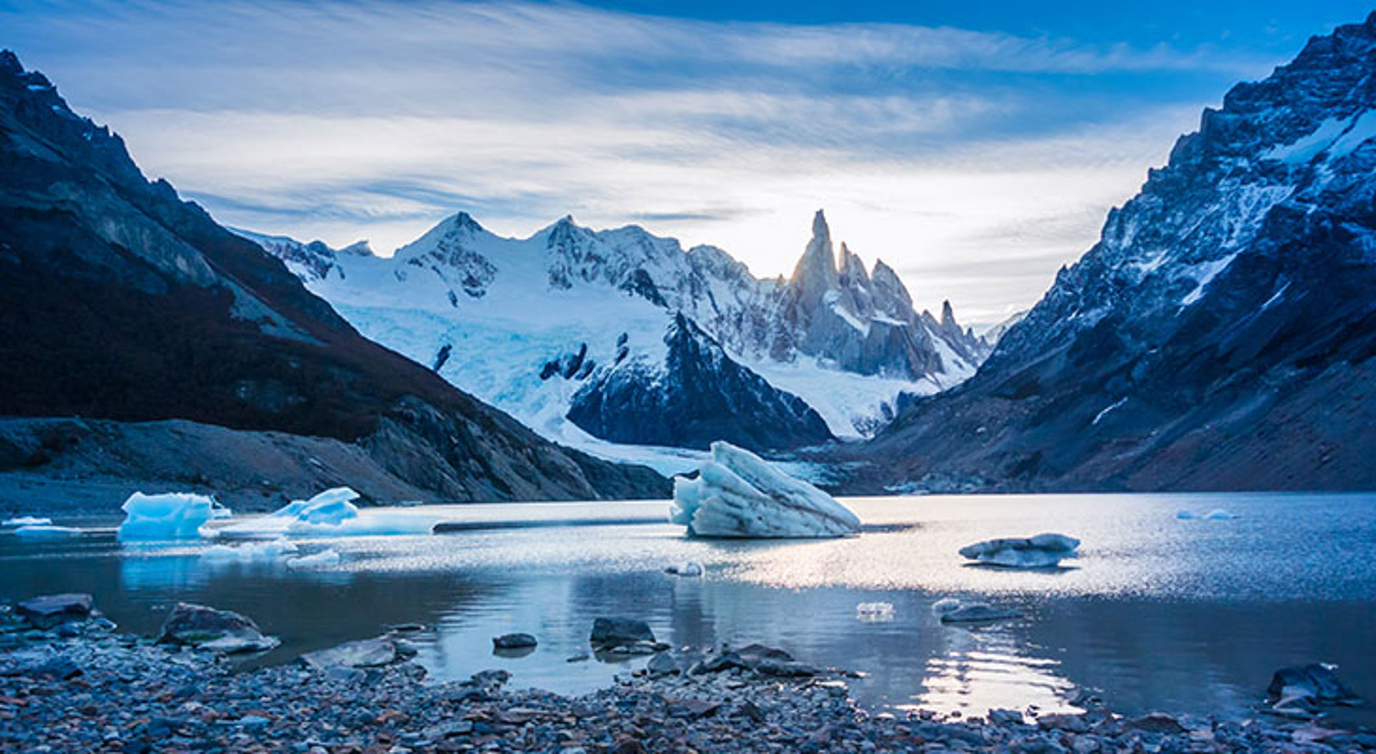 Lago Grey met drijvende ijsbergen en de pieken van Torres del Paine in Patagonië.