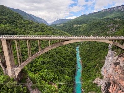 Boogbrug over de Tara-kloof met turquoise rivier, onderdeel van de Route Balkan rondreis.
