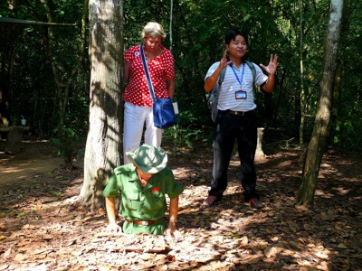 Gids vertelt over de Cu Chi-tunnels in Vietnam tijdens Route Vietnam.