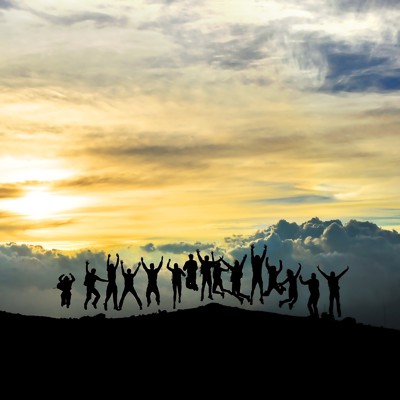 Silhouetten van reizigers die springen bij zonsopgang op een berg in Guatemala tijdens een familiereis.
