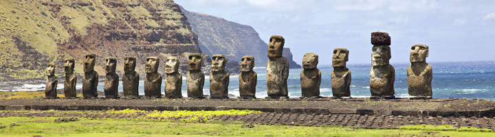 Moai-beelden op Paaseiland langs de kust, highlight van groepsrondreizen Paaseiland.