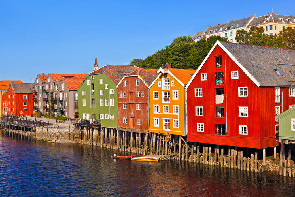 Kleurrijke houten pakhuizen aan de kade in Trondheim, Noorwegen, tijdens een groepsrondreis Scandinavië.