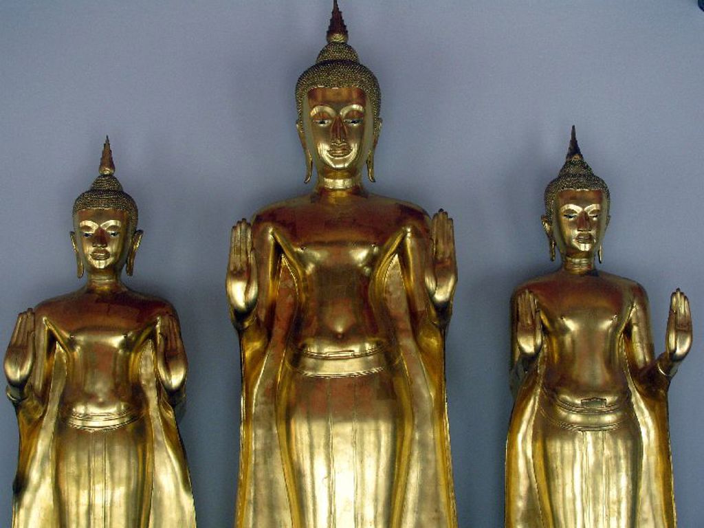 Gouden Boeddhabeelden in een Thaise tempel tijdens groepsrondreis Thailand Hoogtepunten.