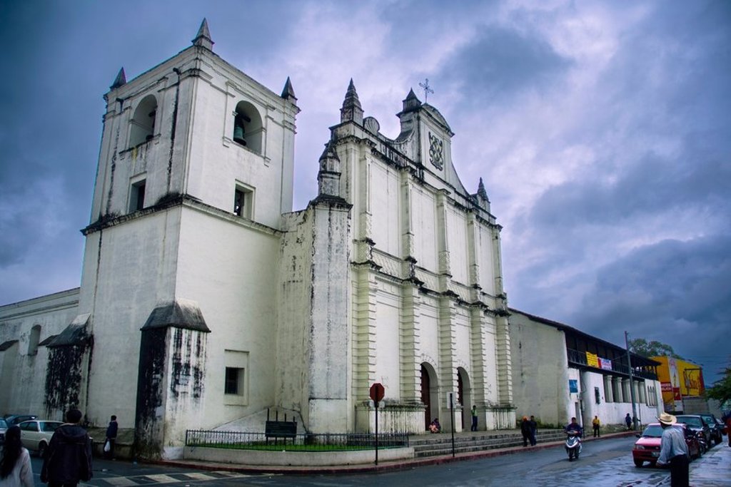 Silhouetten van kerktorens en daken in Guatemala, tijdens een groepsrondreis naar Copán.