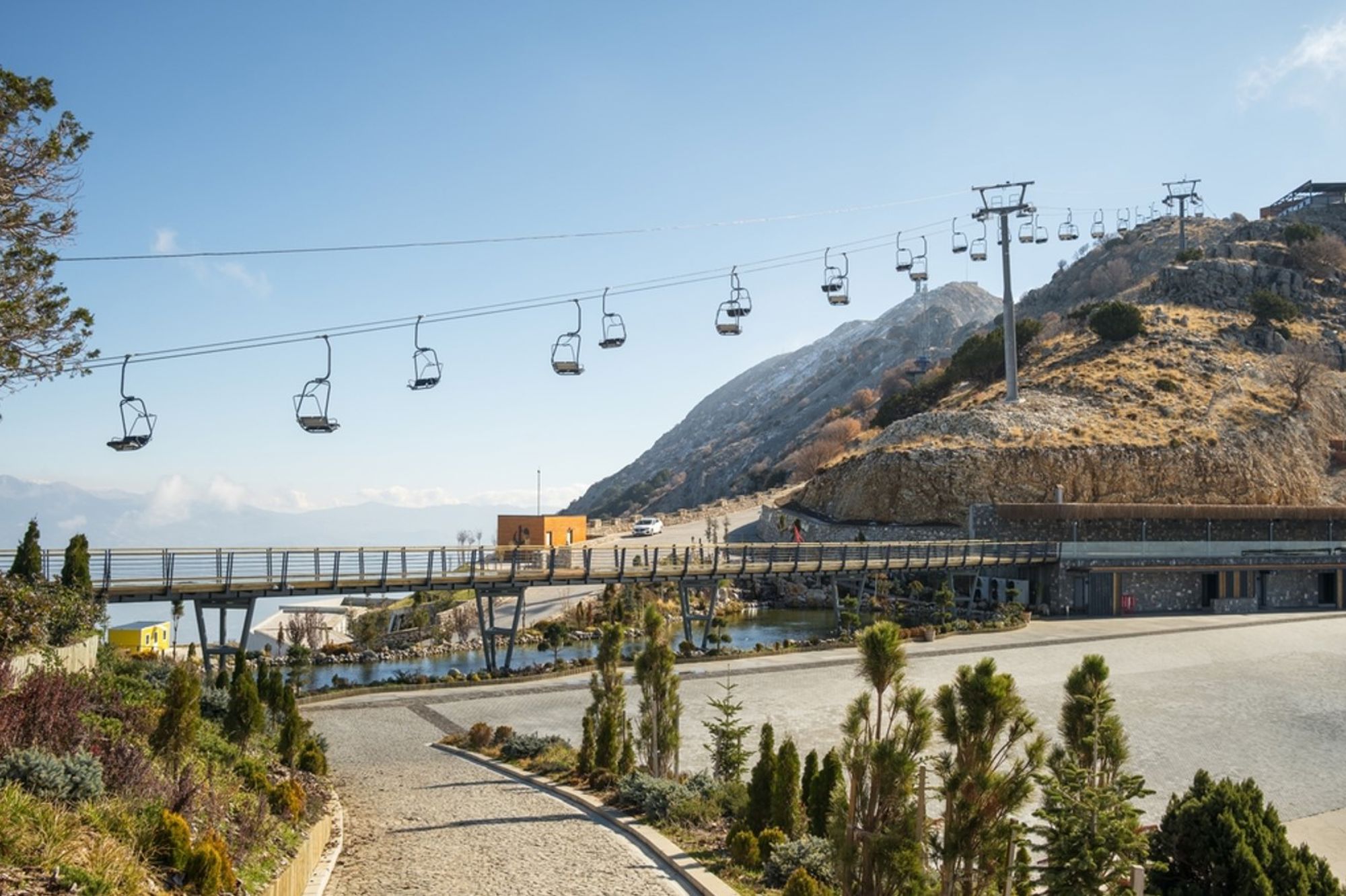 Stoeltjeslift boven een berglandschap bij een uitkijkpunt in Turkije.