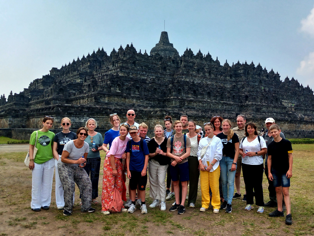 Groepsfoto van familiereis Java bij de Borobudur-tempel in Indonesië.
