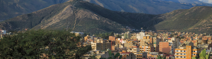 Uitzicht over Cochabamba met het Cristo de la Concordia-beeld op de heuvel en bergen op de achtergrond.