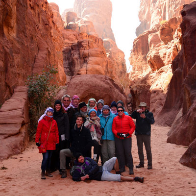Groepsfoto van reizigers in de Siq-kloof bij Petra, Jordanië.