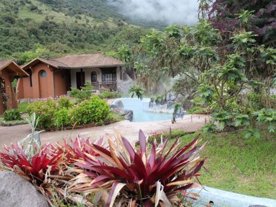 Thermaalbad met lodges in het groene Andeslandschap van Ecuador tijdens de Route Ecuador 22 dagen.