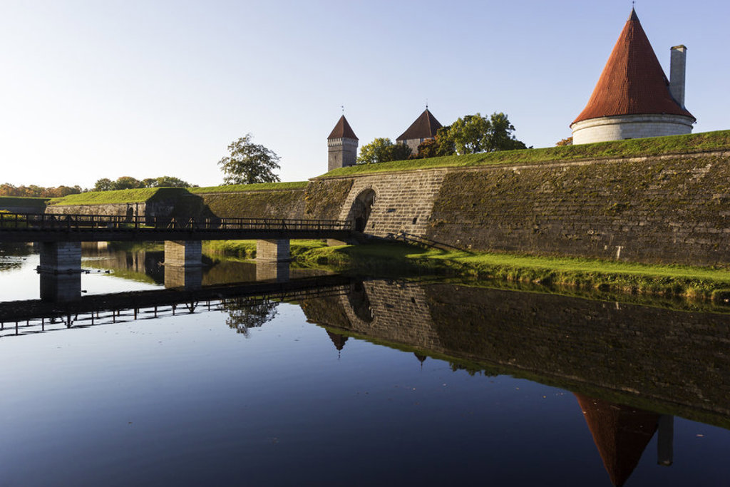 Verdedigingsmuren en torens van Tallinn met brug over de slotgracht, Estland.