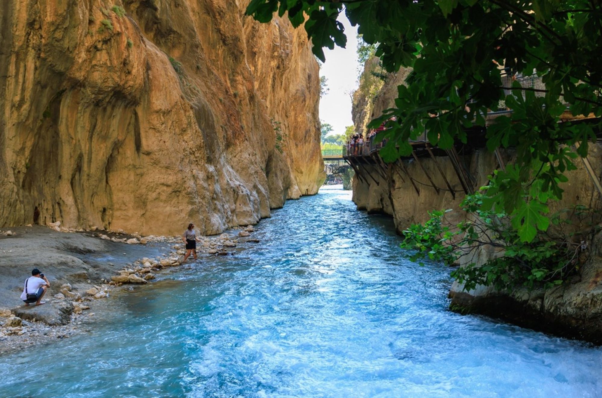 Houten wandelpad langs de rivier in de smalle Saklikent-kloof in Turkije.