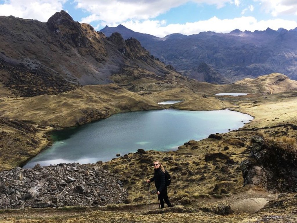 Wandeling langs bergmeren in de Andes tijdens groepsrondreis Peru.