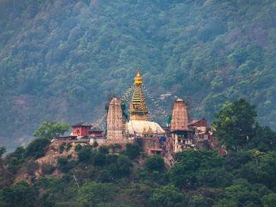 Swayambhunath-stoepa met gebedsvlaggen op een beboste heuvel bij Kathmandu, Nepal.
