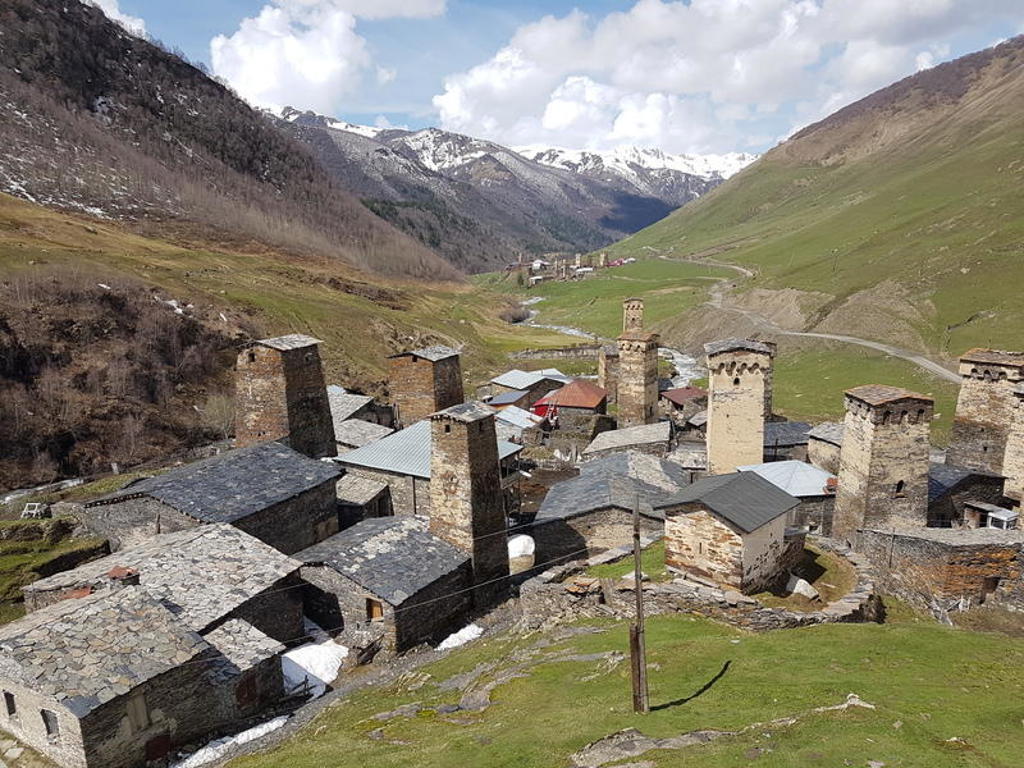 Svaneti-dorp Ushguli met middeleeuwse verdedigingstorens in de Kaukasus, Georgië.