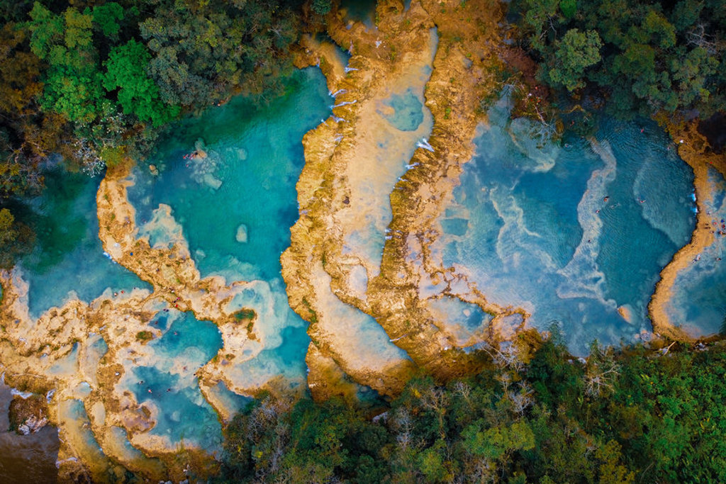 turquoise kalksteenbaden en watervalletjes in de jungle van Guatemala tijdens een groepsrondreis.