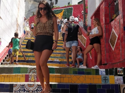 Reizigers op de kleurrijke Selarón-trappen in Rio de Janeiro, start van de Route Brazilië.