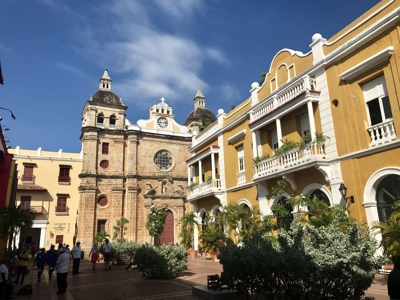 Plaza San Pedro Claver met de kathedraal en kleurrijke gevels in Cartagena, Colombia.