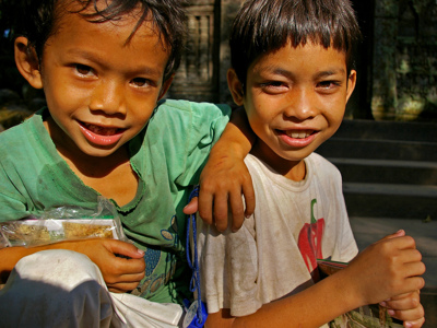 Twee lachende jongens met hun armen om elkaar heen tijdens de route Laos & Cambodja.