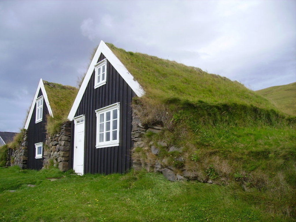 Traditioneel IJslands turfhuis met grasdak tijdens een groepsrondreis IJsland.