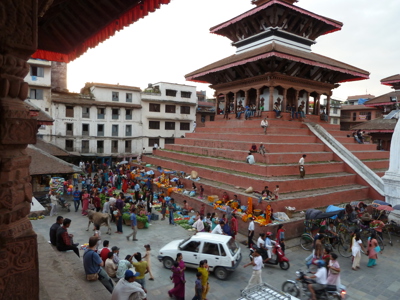Drukke markt bij een tempel op het Durbarplein in Kathmandu, Nepal.