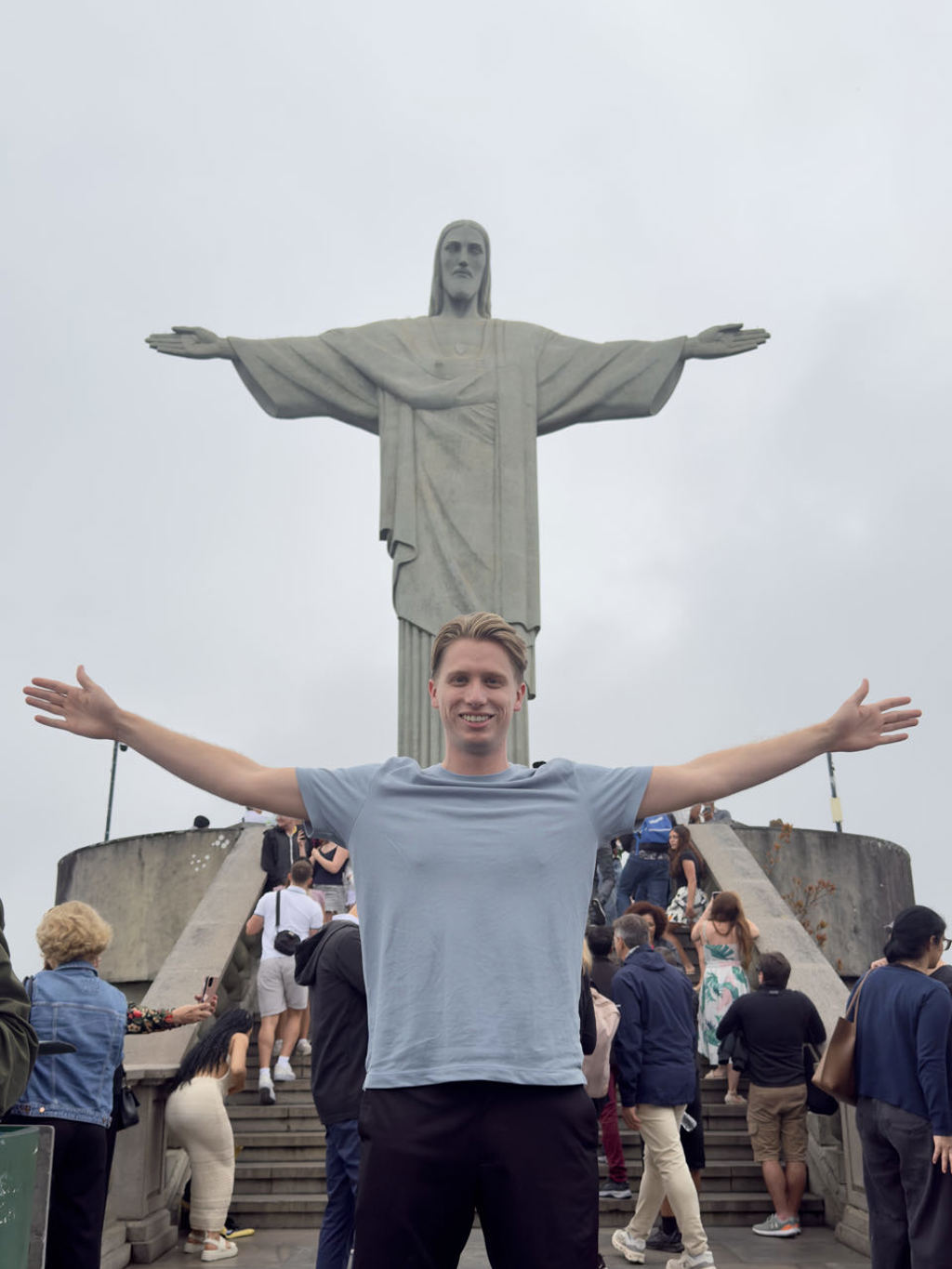 Reiziger bij het Christus de Verlosser-beeld in Rio de Janeiro tijdens 22-35ers reis Brazilië.