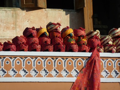 Traditionele tulbanden liggen op een balkon met Rajasthani patronen tijdens de Festivalreis Noord-India en Nepal.