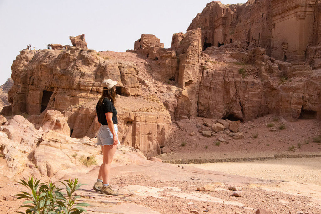 Reiziger bij rotsgraven in Petra tijdens een 22-35ers reis Jordanië.
