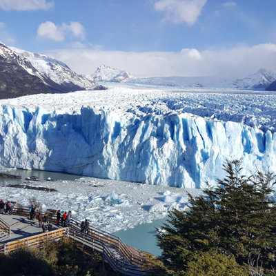 Uitzicht op de Perito Moreno-gletsjer met uitkijkplatforms in Los Glaciares Nationaal Park, Argentinië.