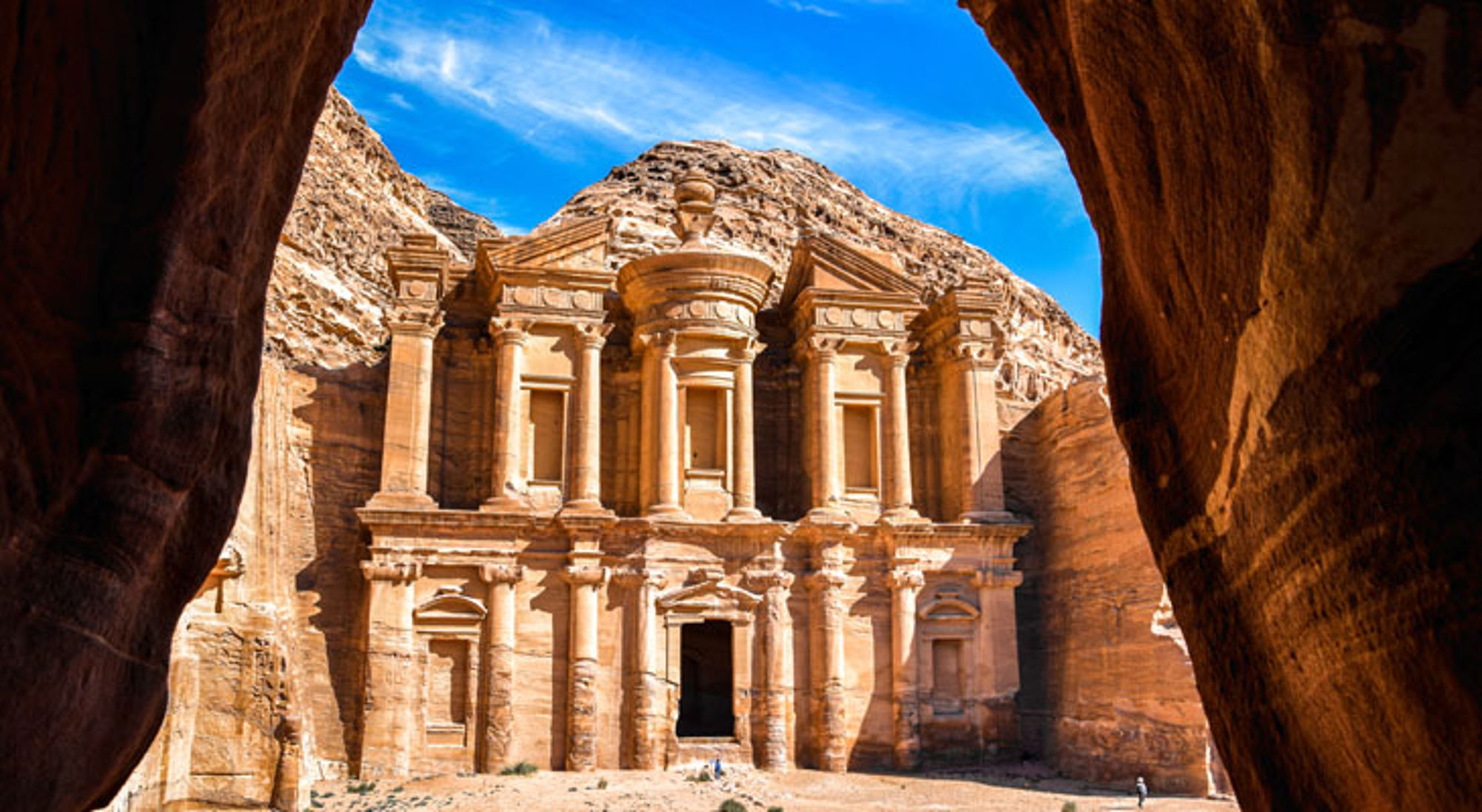 Het Klooster (Ad Deir) in Petra, Jordanië, uitgehouwen in zandsteen tussen hoge rotswanden.