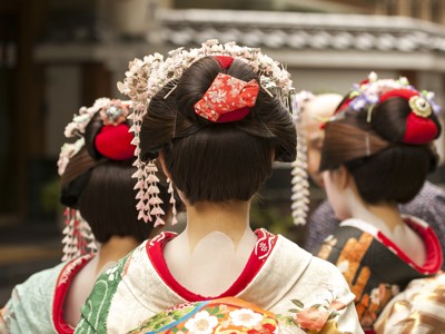 Geisha’s in traditionele kimono met sierlijke haarornamenten in Japan.