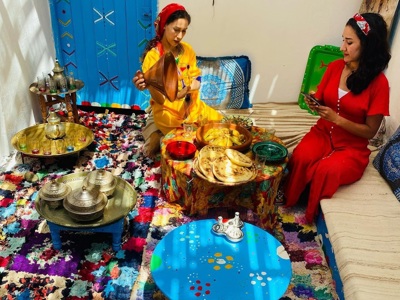 Marokkaanse theeceremonie met tajine en brood in een kleurrijke riad tijdens Route Marokko.