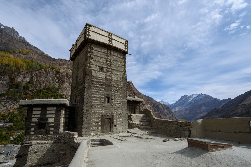 Oude wachttoren in de Hunza-vallei, met bergen van Baltistan op de achtergrond.