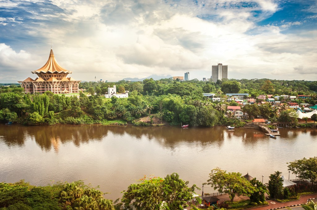 Skyline van Kuching met het Sarawak State Legislative Assembly-gebouw aan de Sarawak-rivier, Maleisisch Borneo.