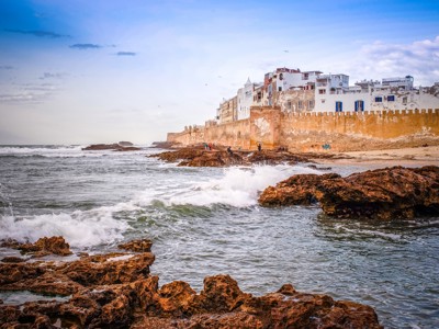 Uitzicht op de stadsmuur en witte huizen van Essaouira aan de Atlantische kust van Marokko.