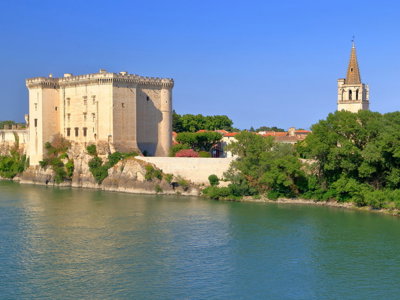 Kasteel en kerktoren aan de Rhône bij Tarascon, op de route van de 8-daagse fietsvakantie in de Provence.
